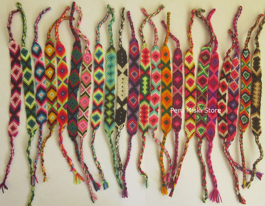 Friendship bracelets with geometric designs